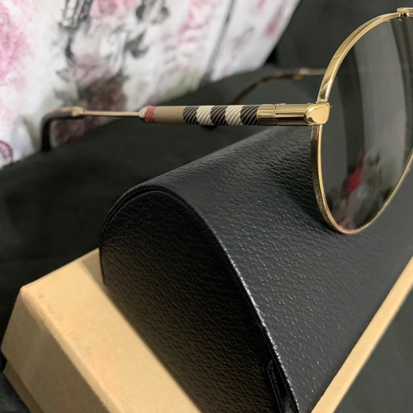 Burberry Aviator Sunglasses.! 👓😎 - Picture 7 of 16